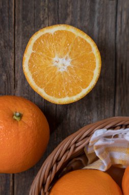 Hasır sepete yerleştirilmiş lezzetli taze portakallar. Yüksek kalite fotoğraf