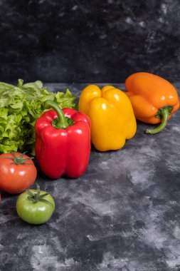 Sulu domatesli renkli dolmalık biber ve taştan bir arka planda salata. Yüksek kalite fotoğraf