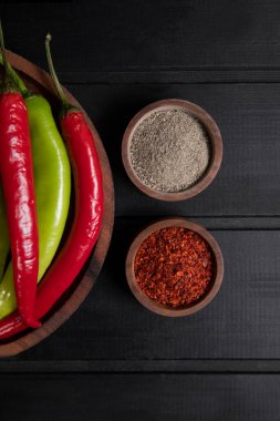 Kırmızı ve yeşil acılı biberler ahşap bir kasede baharatlı. Yüksek kalite fotoğraf