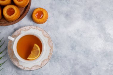 Limonlu ve naneli bir fincan çay.