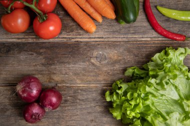 Tahta bir masanın üzerine taze olgun sebzeler. Yüksek kalite fotoğraf