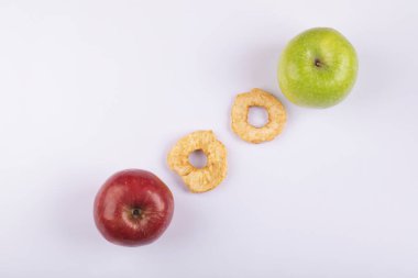 Beyaz arka planda kırmızı ve yeşil elmalı kurumuş elmalar. Yüksek kalite fotoğraf