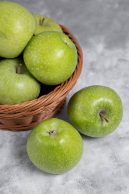 Taştan bir arka planda mükemmel taze yeşil elma sepeti. Yüksek kalite fotoğraf