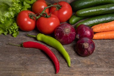 Ahşap yüzeyde taze olgun sebzeler. Yüksek kalite fotoğraf