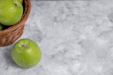 Taştan bir arka planda mükemmel taze yeşil elma sepeti. Yüksek kalite fotoğraf
