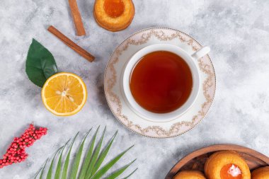 Beyaz arka planda limonlu ve tarçınlı çay.