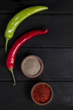 Kırmızı ve yeşil acılı biberler ahşap bir kasede baharatlı. Yüksek kalite fotoğraf