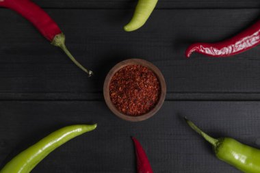 Kırmızı ve yeşil acılı biberler ahşap bir kasede baharatlı. Yüksek kalite fotoğraf