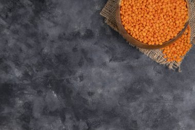 Mermer yüzeyde kırmızı mercimek fasulyesi.