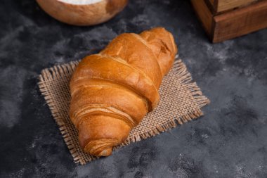 Mermer zemin üzerine yeni pişirilmiş sade kruvasan. Yüksek kalite fotoğraf