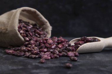 Siyah arka planda kurumuş fasulye dolu bir çuval. Yüksek kalite fotoğraf