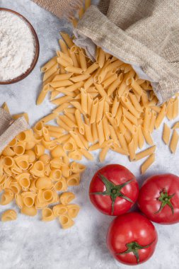 Kırmızı domates ve unla kurutulmuş İtalyan makarnası dolu bir çuval. Yüksek kalite fotoğraf