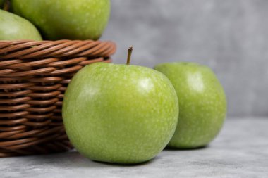 Taştan bir arka planda mükemmel taze yeşil elma sepeti. Yüksek kalite fotoğraf