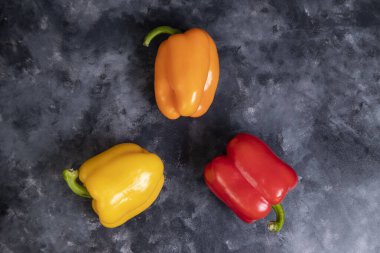 Taş zemine yerleştirilmiş sağlıklı dolmalık biberler. Yüksek kalite fotoğraf