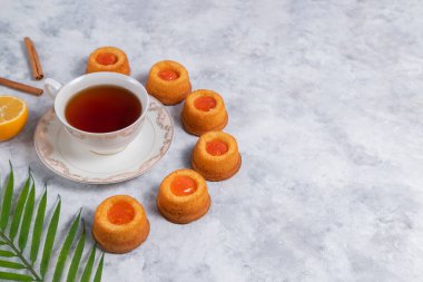 Beyaz arka planda limonlu ve tarçınlı çay.