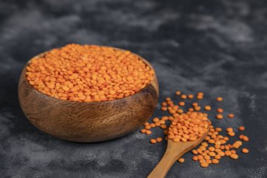 Mermer yüzeyde kırmızı mercimek fasulyesi.