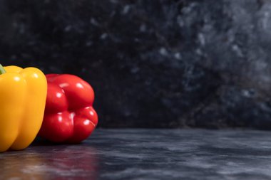 Taş zemine yerleştirilmiş sağlıklı dolmalık biberler. Yüksek kalite fotoğraf