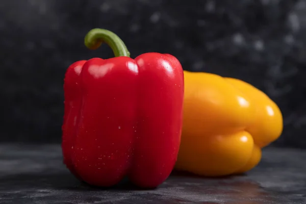 Pimentos Sino Coloridos Saudáveis Colocados Fundo Pedra Foto Alta Qualidade — Fotografia de Stock