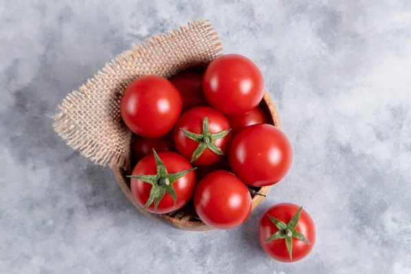 Eine Hölzerne Schüssel Voll Frischer Saftiger Roter Tomaten Auf Einem — Stockfoto