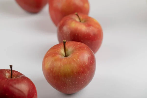 Foto Von Frischen Roten Äpfeln Auf Weißem Hintergrund Hochwertiges Foto — Stockfoto