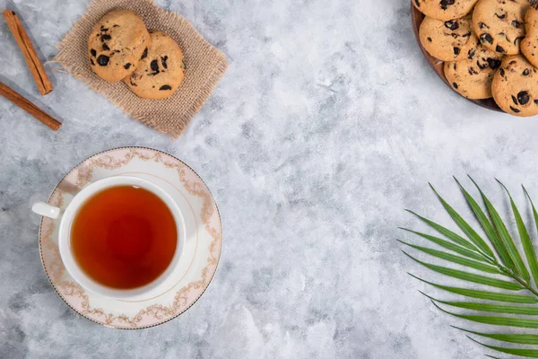 Cup Tea Sweet Cookies Raisins Cinnamon Sticks Grey Background Close — Stock Photo, Image