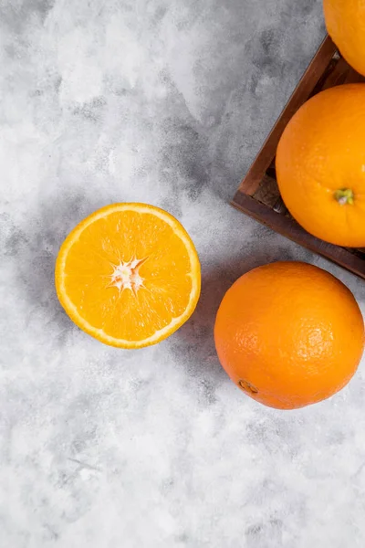Een Houten Oude Doos Vol Hele Gesneden Sinaasappelvruchten Geplaatst Marmeren — Stockfoto