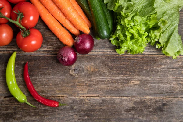 Tahta bir masanın üzerine taze olgun sebzeler. Yüksek kalite fotoğraf