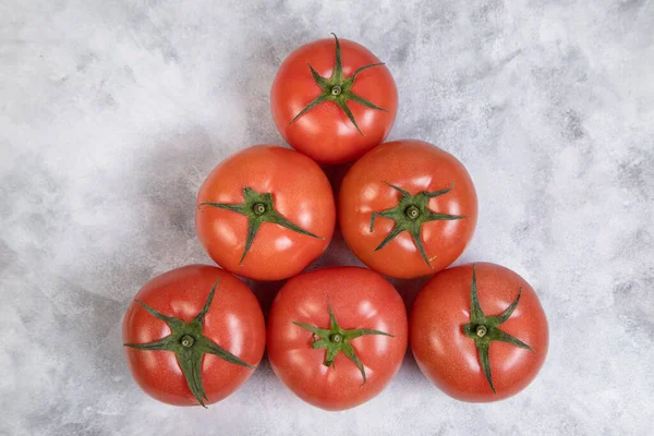 Ganze Saftige Rote Tomaten Korb Auf Einem Marmorhintergrund Platziert Hochwertiges — Stockfoto