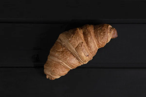 Ein Einziges Frisches Einfaches Croissant Auf Dunkler Holzoberfläche Hochwertiges Foto — Stockfoto