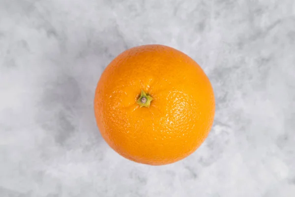 Una Fruta Entera Naranja Jugosa Fresca Colocada Sobre Fondo Mármol — Foto de Stock