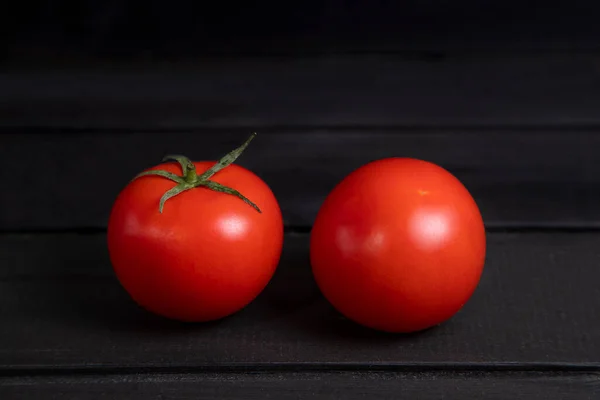 Köstliche Rote Tomaten Auf Dunkler Holzoberfläche Hochwertiges Foto — Stockfoto