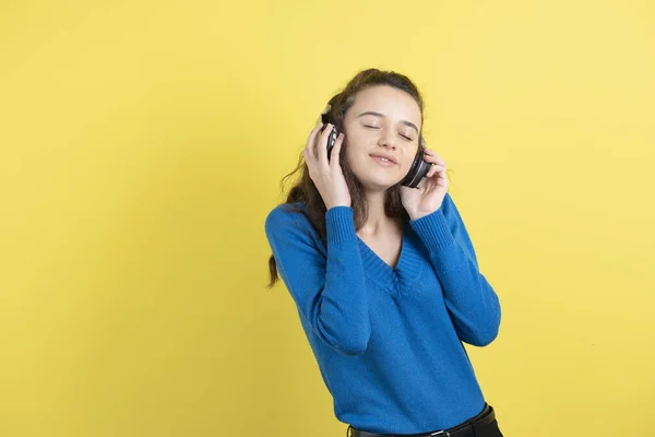 Una Giovane Ragazza Che Ascolta Sua Musica Preferita Grandi Cuffie — Foto Stock