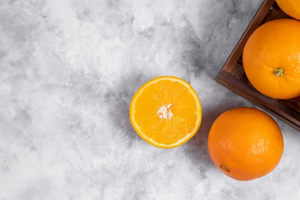 Een Houten Oude Doos Vol Hele Gesneden Sinaasappelvruchten Geplaatst Marmeren — Stockfoto