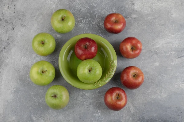 Grüne Schale Mit Köstlichen Roten Und Grünen Äpfeln Auf Marmoroberfläche — Stockfoto
