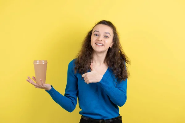 Foto Joven Rizada Sosteniendo Taza Café Aroma Dando Pulgares Hacia — Foto de Stock