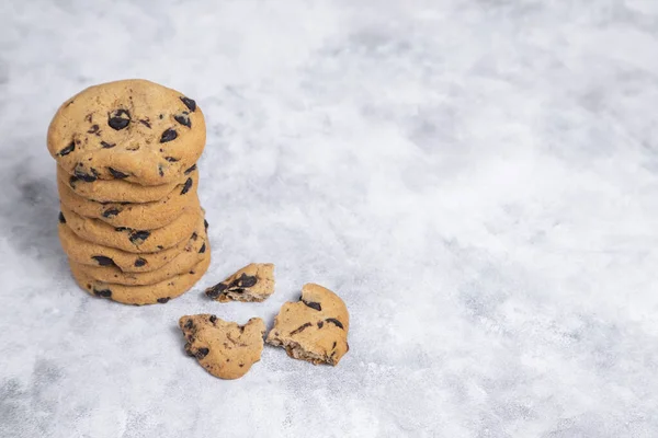 Süße Kekse Mit Rosinen Auf Grauem Hintergrund Nahsicht — Stockfoto