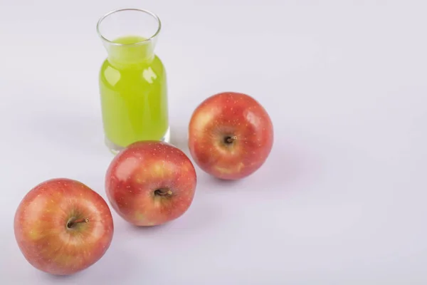 Tre Röda Äpplen Med Glas Äppeljuice Vit Bakgrund Högkvalitativt Foto — Stockfoto