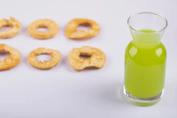 Anelli Mela Essiccati Bicchiere Succo Verde Sfondo Bianco Foto Alta — Foto Stock