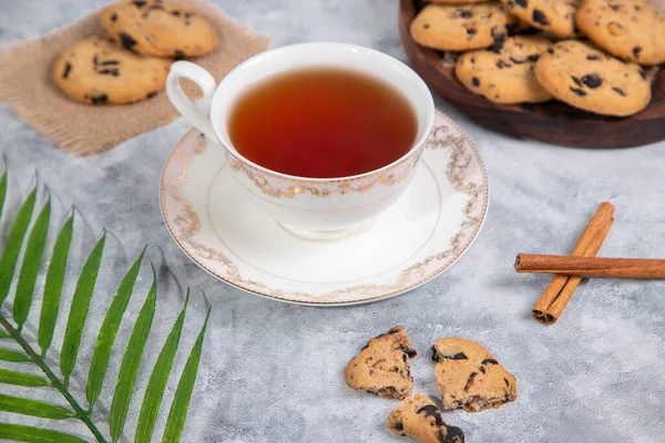 Cup Tea Sweet Cookies Raisins Cinnamon Sticks Grey Background Close — Stock Photo, Image