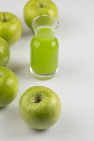 Deliziose Mele Verdi Mature Con Bicchiere Succo Sfondo Bianco Foto — Foto Stock