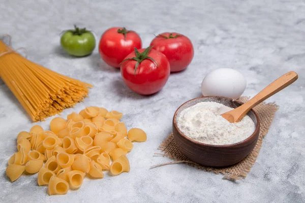 Macarrones Crudos Forma Concha Con Espaguetis Crudos Tomates Rojos Frescos — Foto de Stock