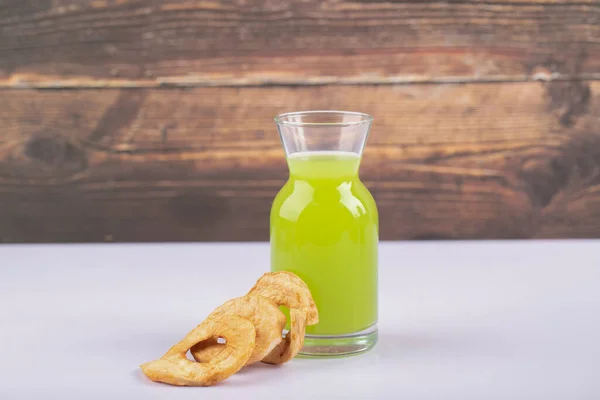 Anelli Mela Essiccati Bicchiere Succo Verde Sfondo Bianco Foto Alta — Foto Stock