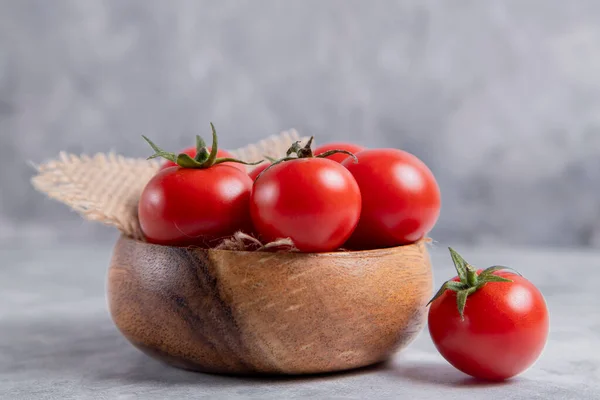 Eine Hölzerne Schüssel Voll Frischer Saftiger Roter Tomaten Auf Einem — Stockfoto