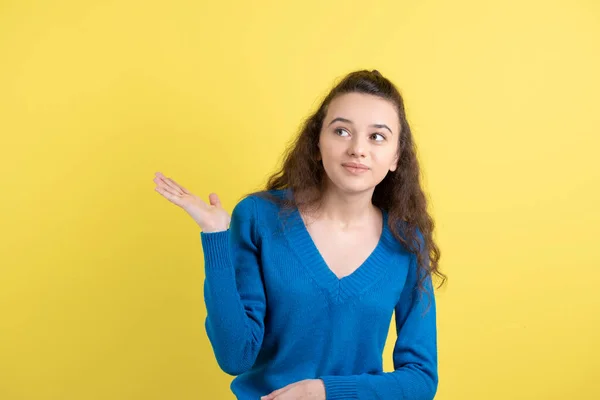 Foto Una Joven Modelo Guapa Mirando Hacia Otro Lado Pared — Foto de Stock