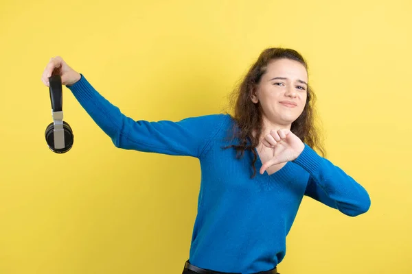 Foto Von Schönen Jungen Mädchen Mit Kopfhörern Und Daumen Nach — Stockfoto