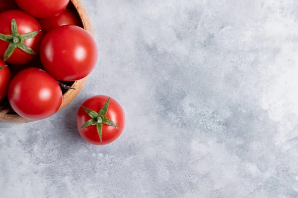 Eine Hölzerne Schüssel Voll Frischer Saftiger Roter Tomaten Auf Einem — Stockfoto