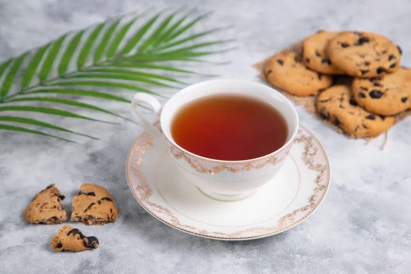 Bir Fincan Çay Kuru Üzümlü Tarçınlı Kurabiyeler Gri Arka Planda — Stok fotoğraf