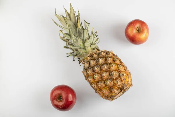 Jednozralý Čerstvý Ananas Červenými Jablky Bílém Povrchu Kvalitní Fotografie — Stock fotografie