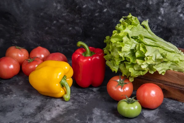 Färgglada Paprika Med Saftiga Tomater Och Sallad Placeras Sten Bakgrund — Stockfoto