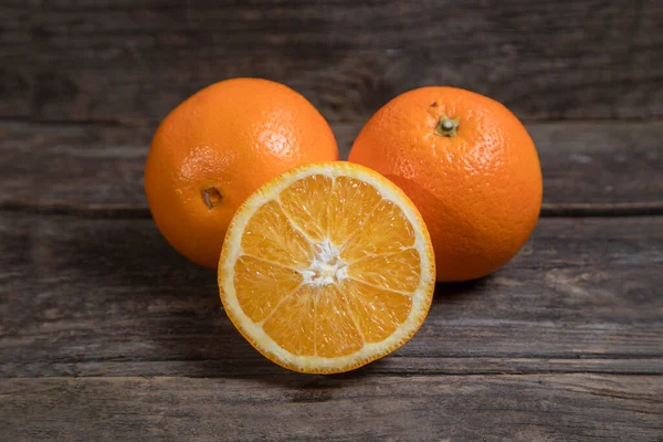 Deliciosas Naranjas Frescas Jugosas Colocadas Sobre Fondo Madera Foto Alta — Foto de Stock